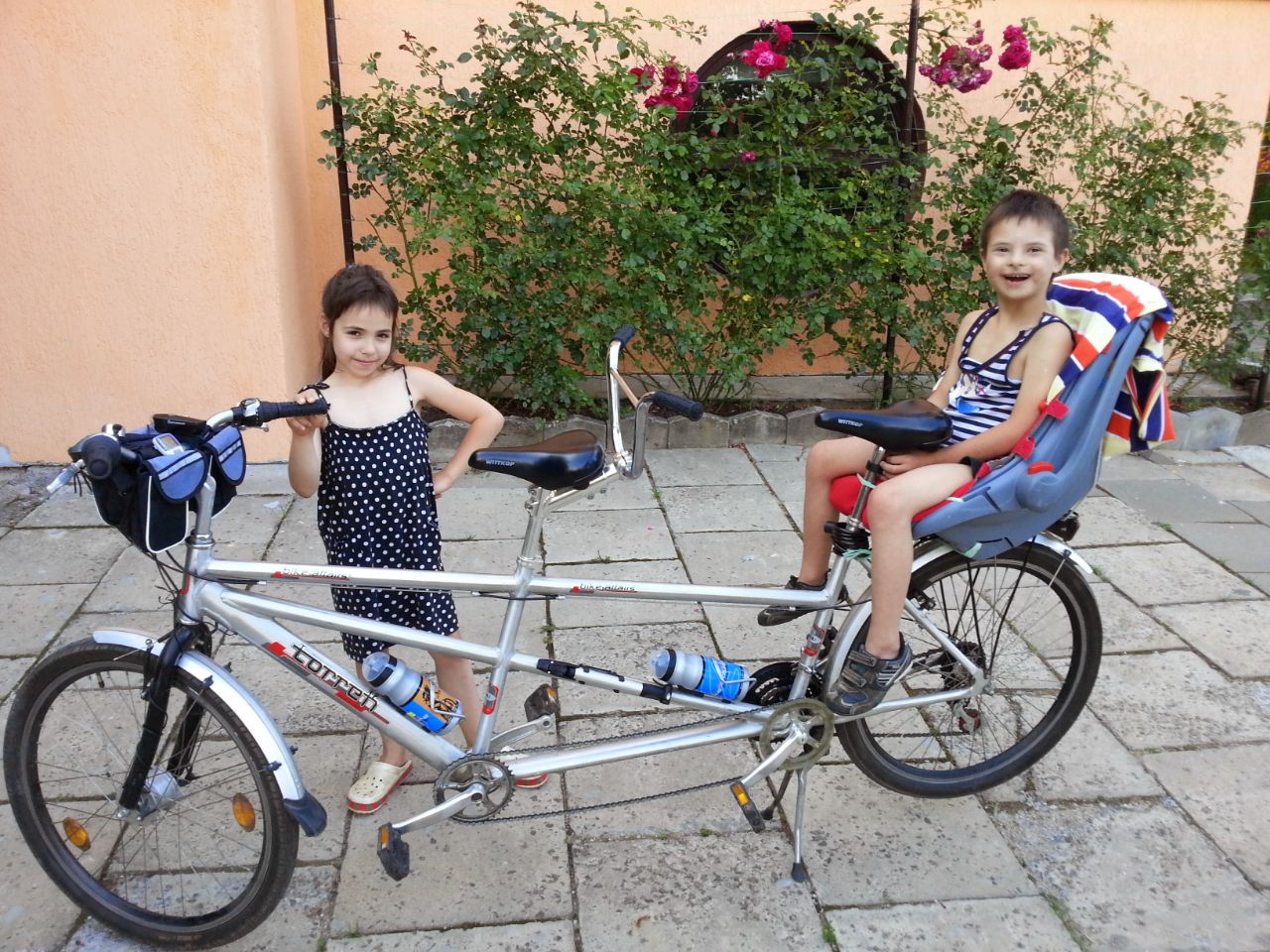 Велосипед Тандем с ребенком. Велосипед Тандем с детскими креслами. Продам велосипед Тандем. Велосипед Тандем с семьёй фото.